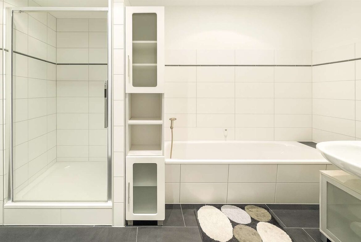 Bad mit Wanne und Dusche