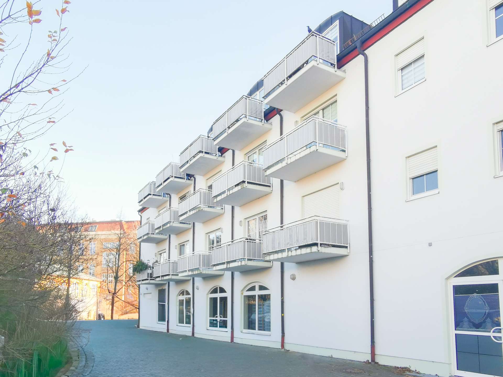 Hausansicht vorn mit Balkonen