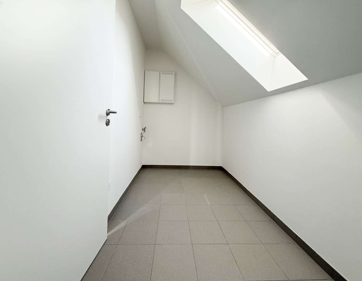 Wirtschaftsraum mit Waschmaschinenanschluss