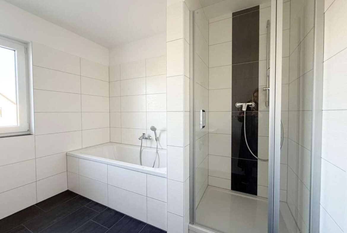 Tageslicht Bad mit Wanne und Dusche 