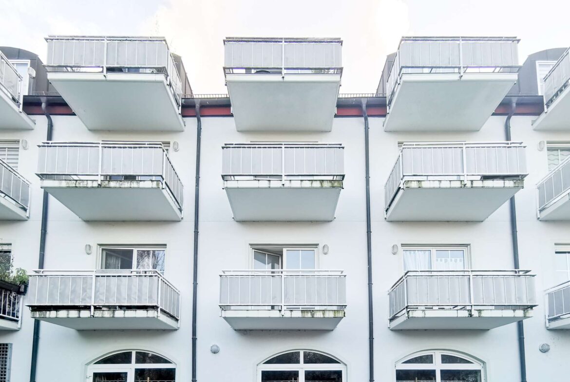 Hausansicht vorn mit Balkonen