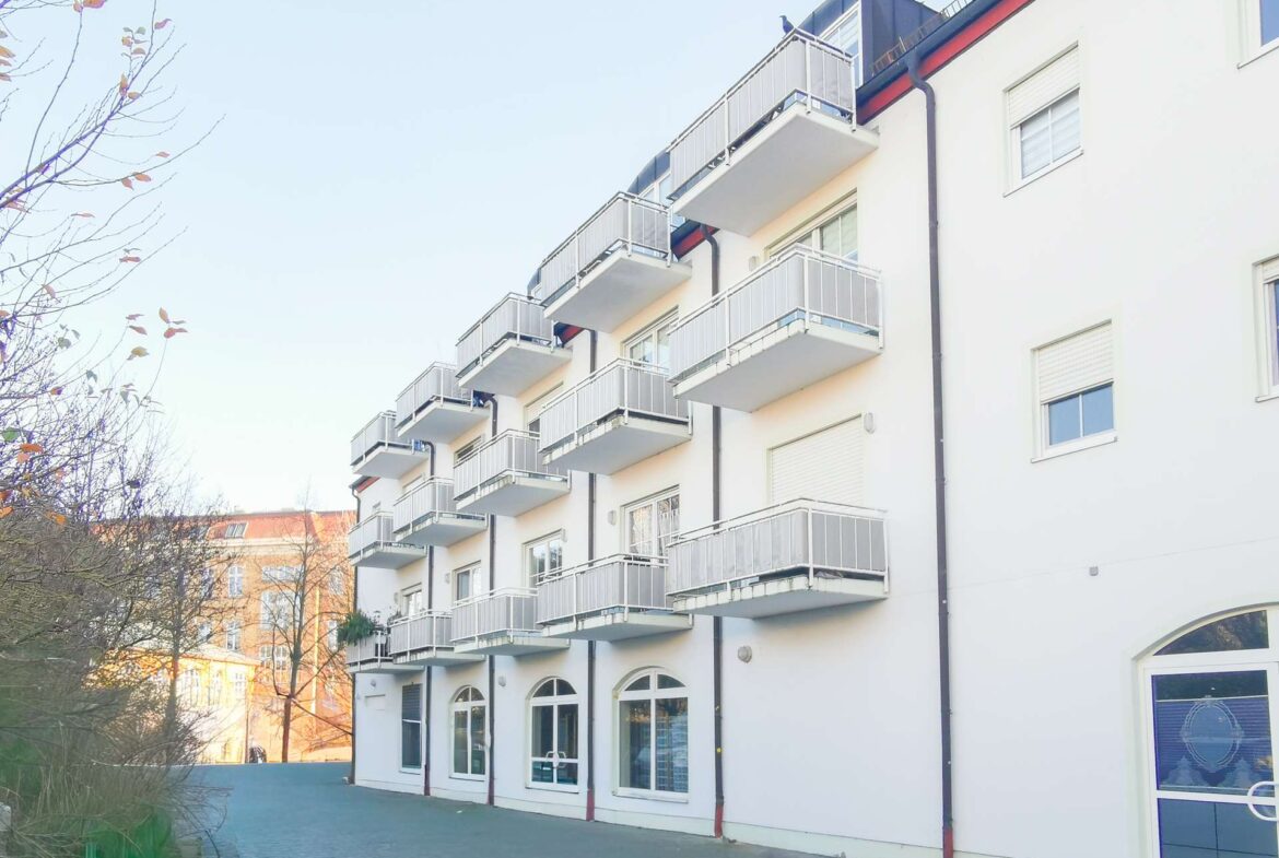 Hausansicht vorn mit Balkonen