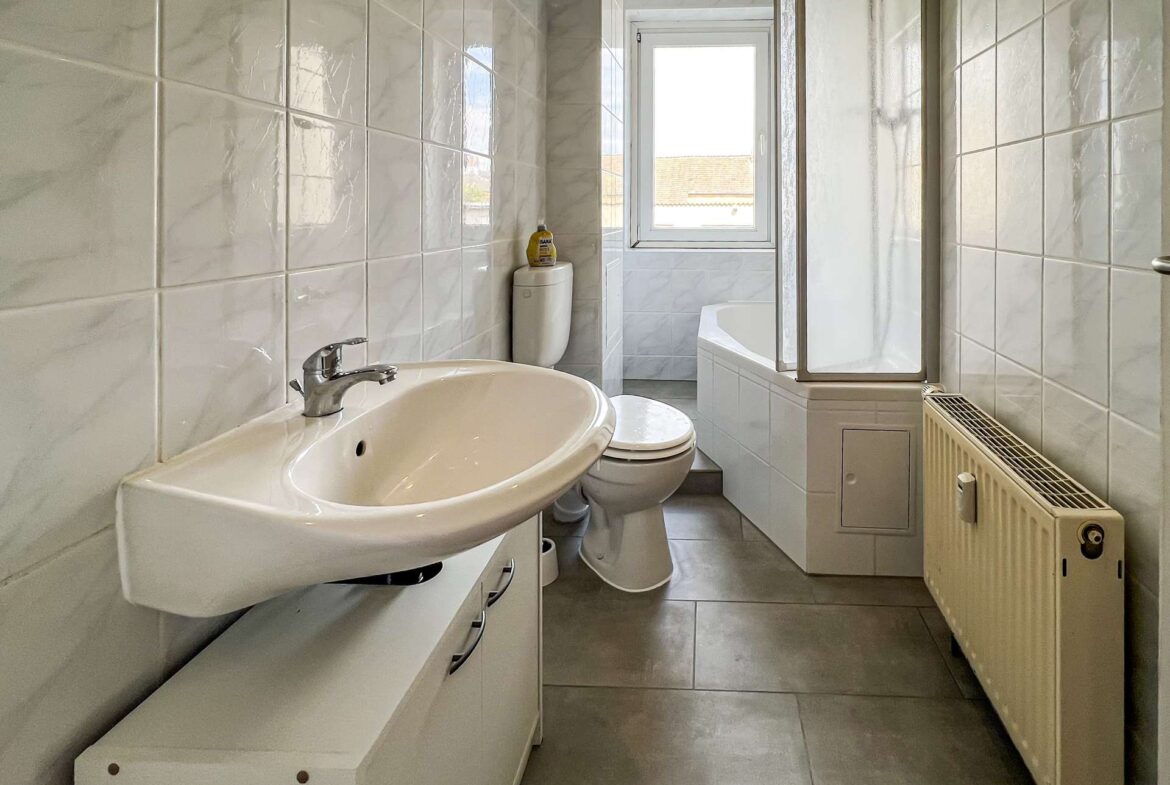 Tageslichtbad mit Wanne