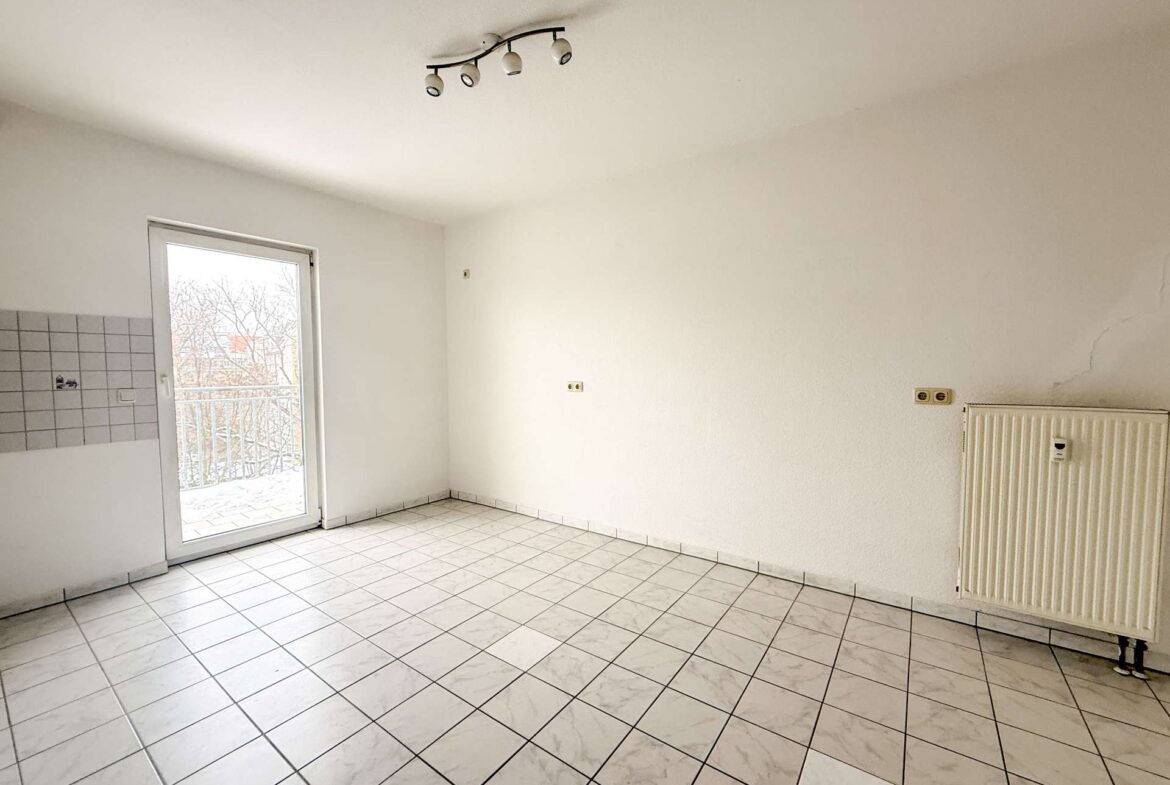 Küche mit Balkonzugang 