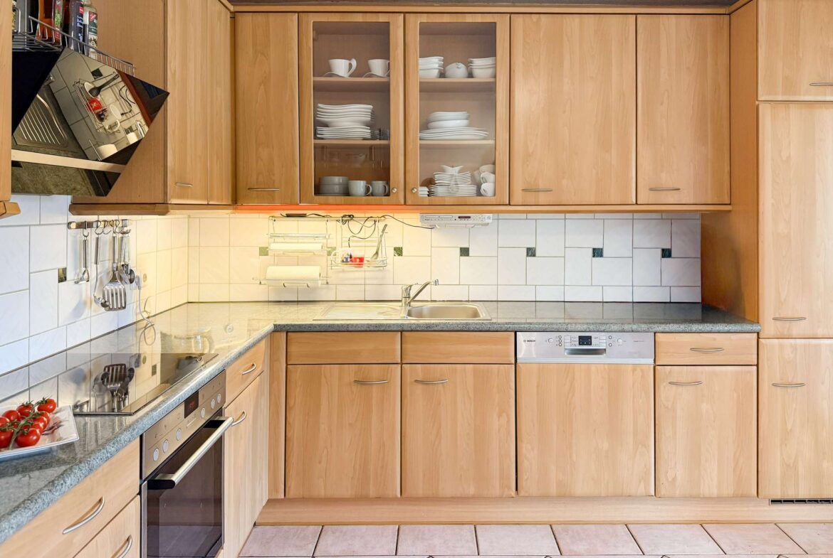 Große Küche mit Einbauküche