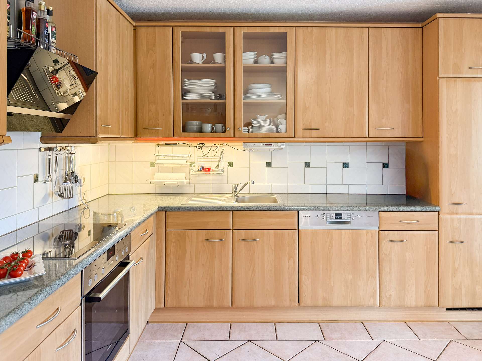 Große Küche mit Einbauküche