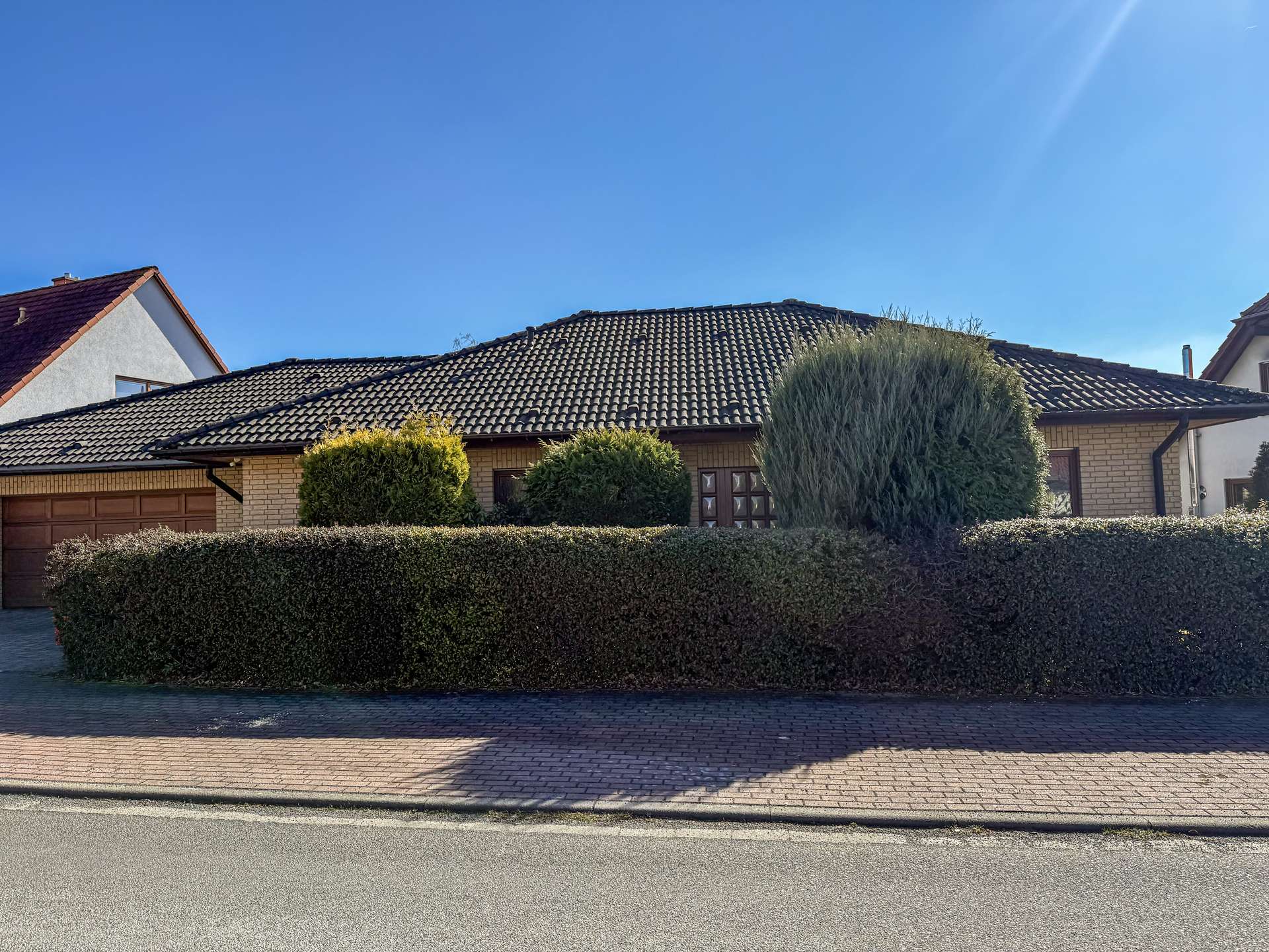 Straßenseitig sichtgeschützt 