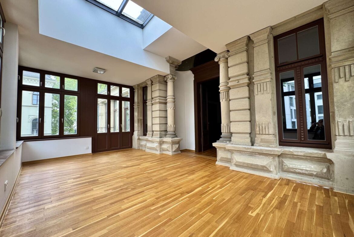 Büro mit Balkonzugang