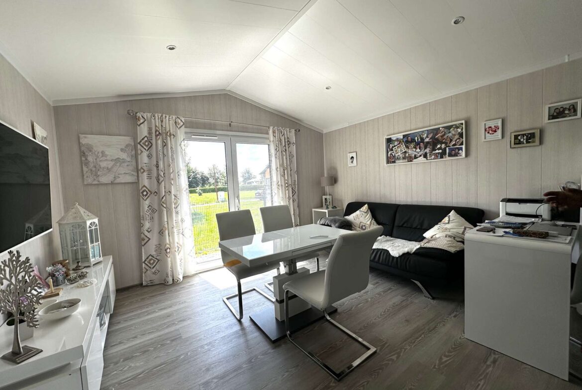 Wohnzimmer mit Blick ins Grüne