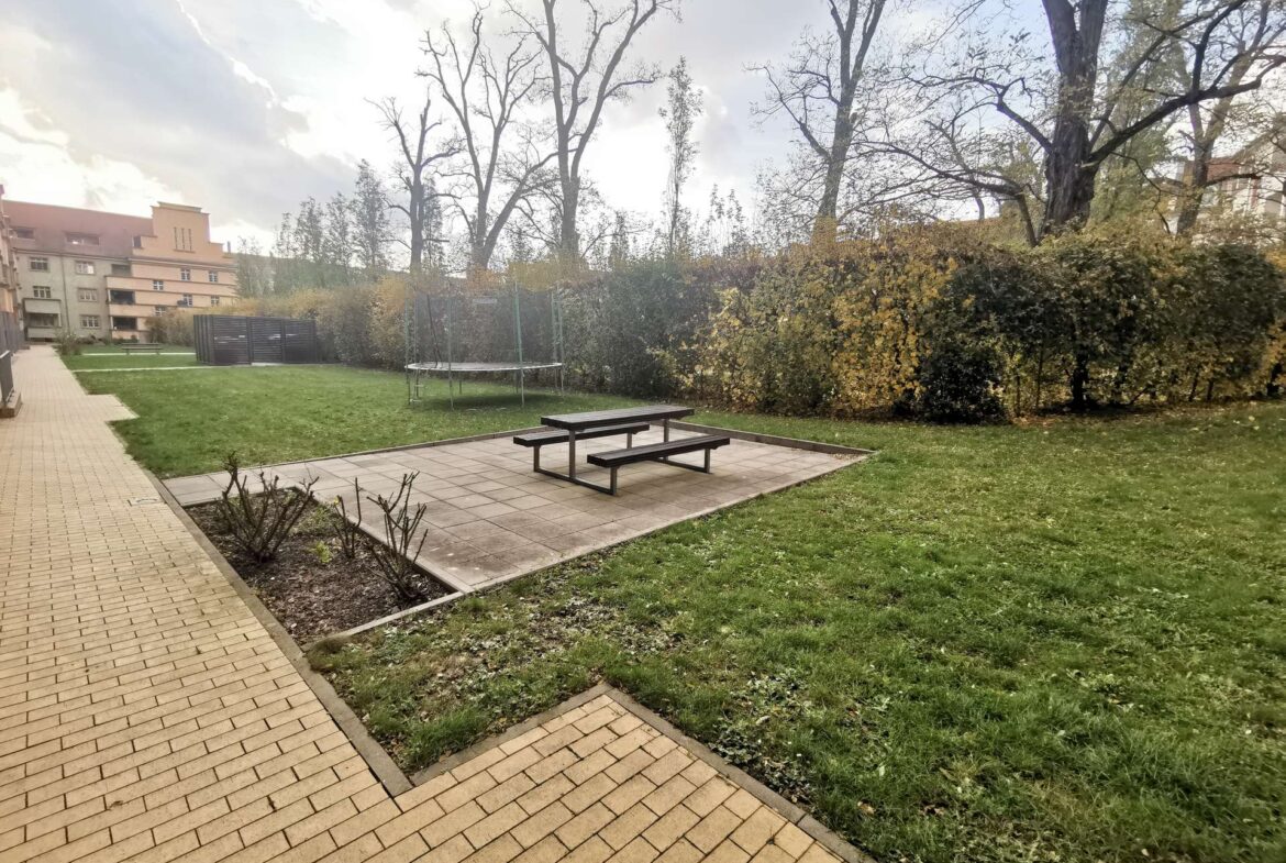 Parkähnlicher Hinterhof