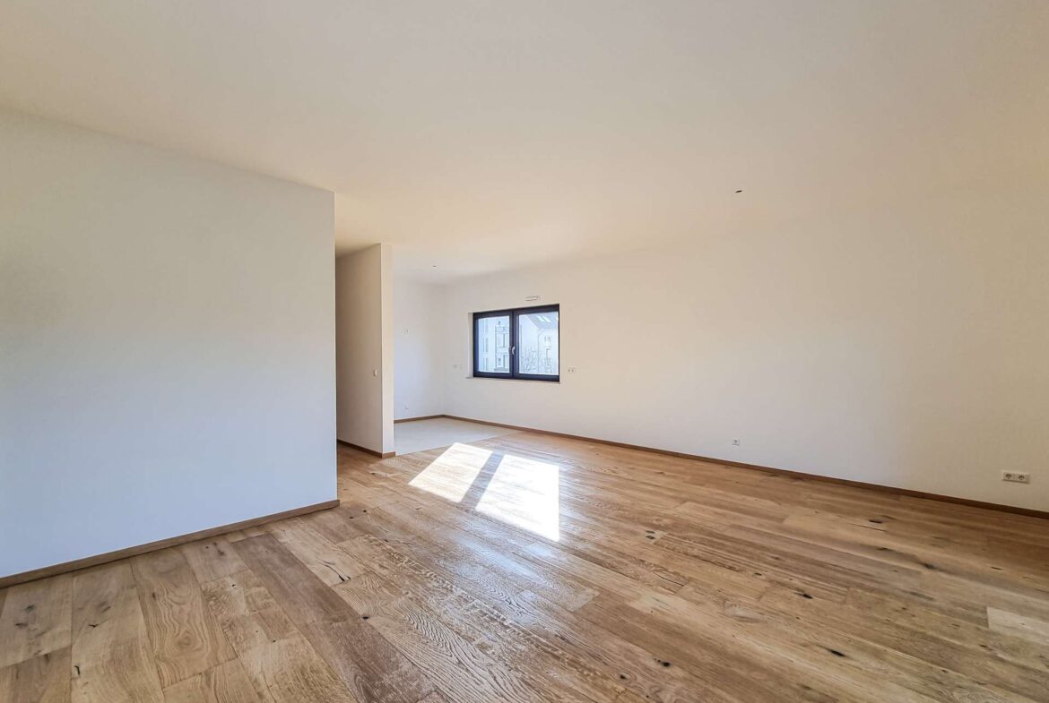 Wohnzimmer mit offener Küche 