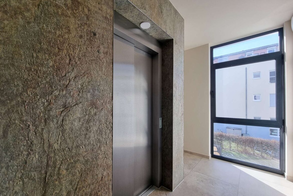 Treppenhaus mit Aufzug