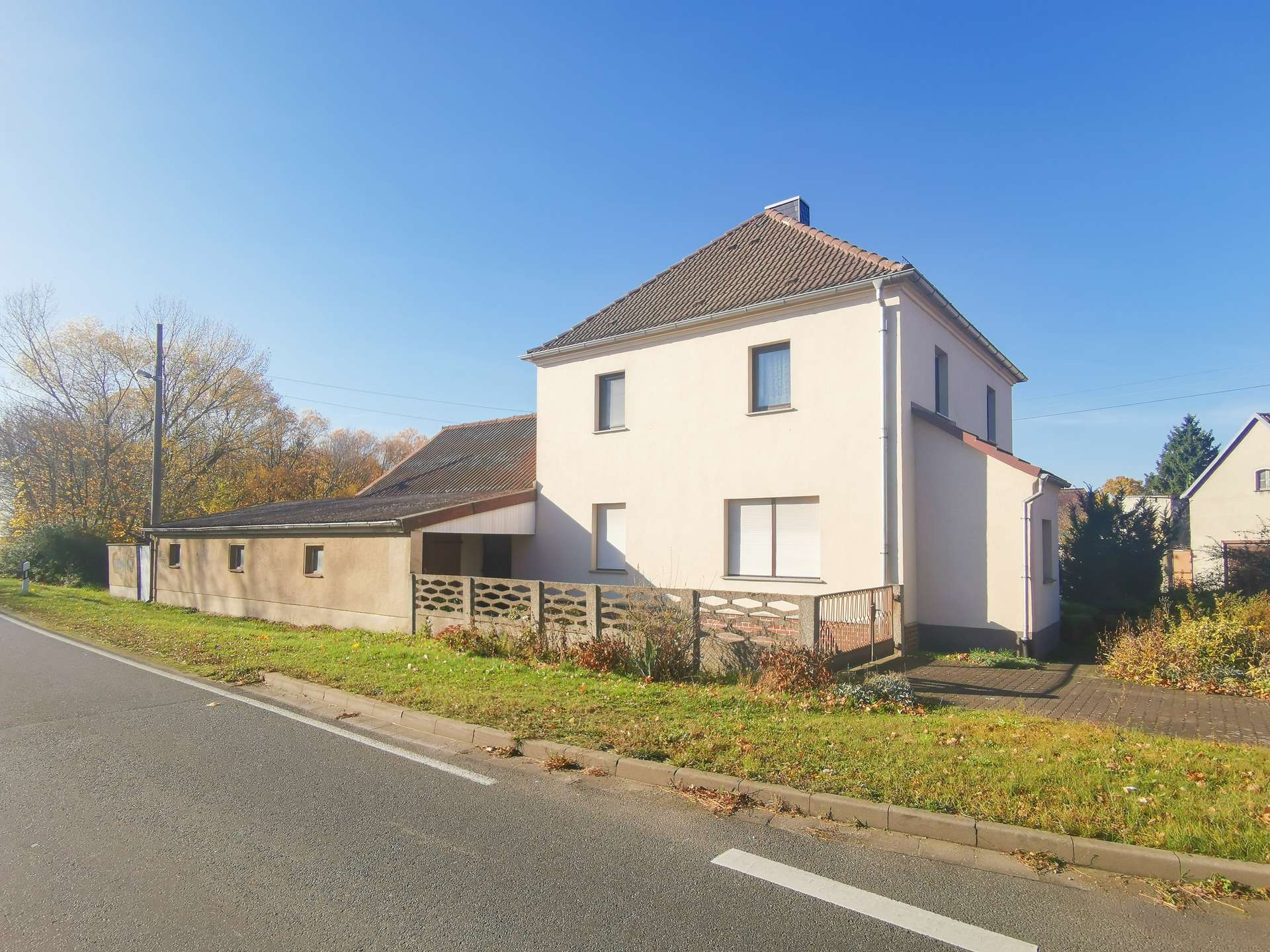 Hausansicht mit Garage/Werkst.