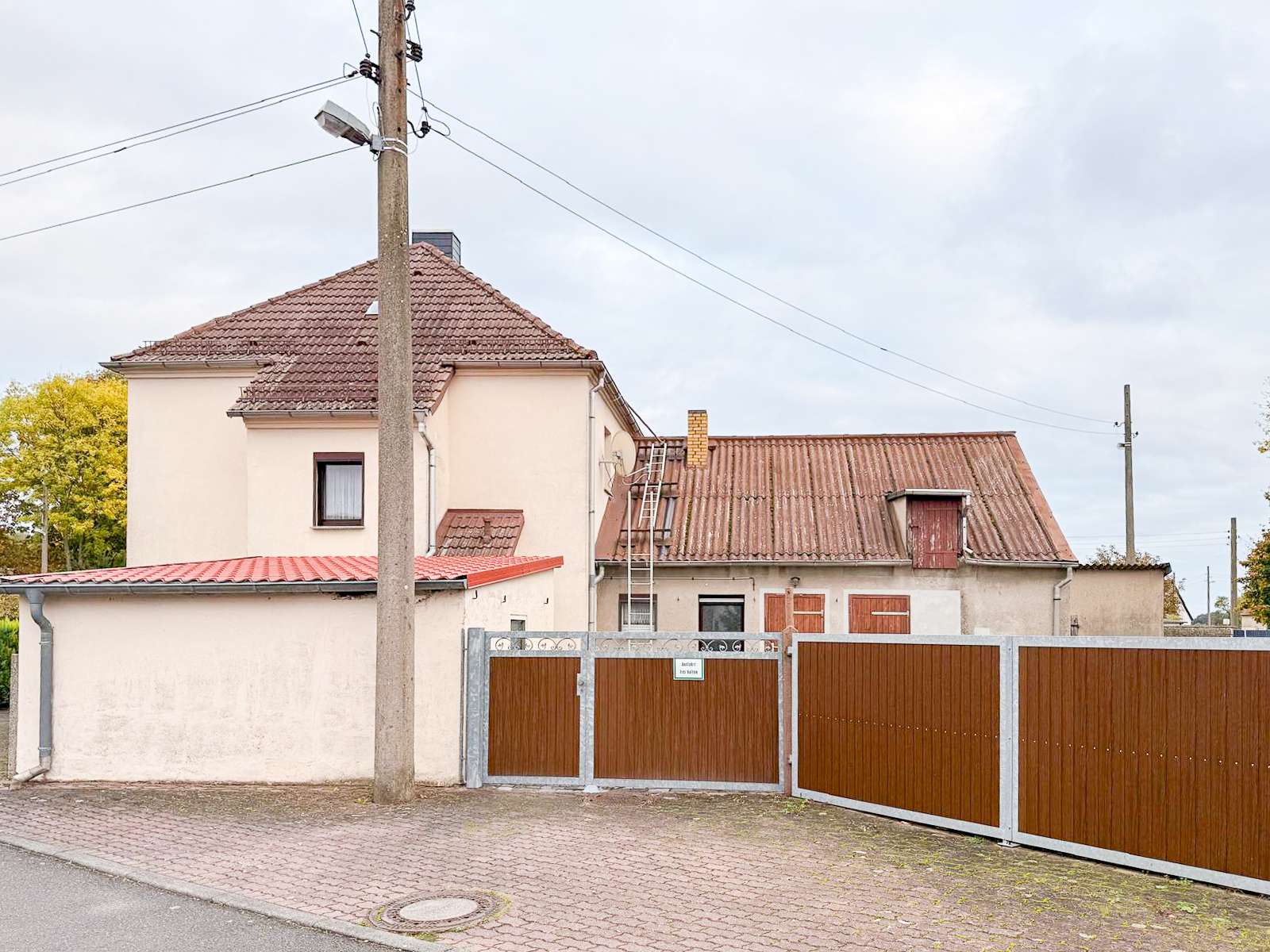 Hausansicht mit Einfahrt