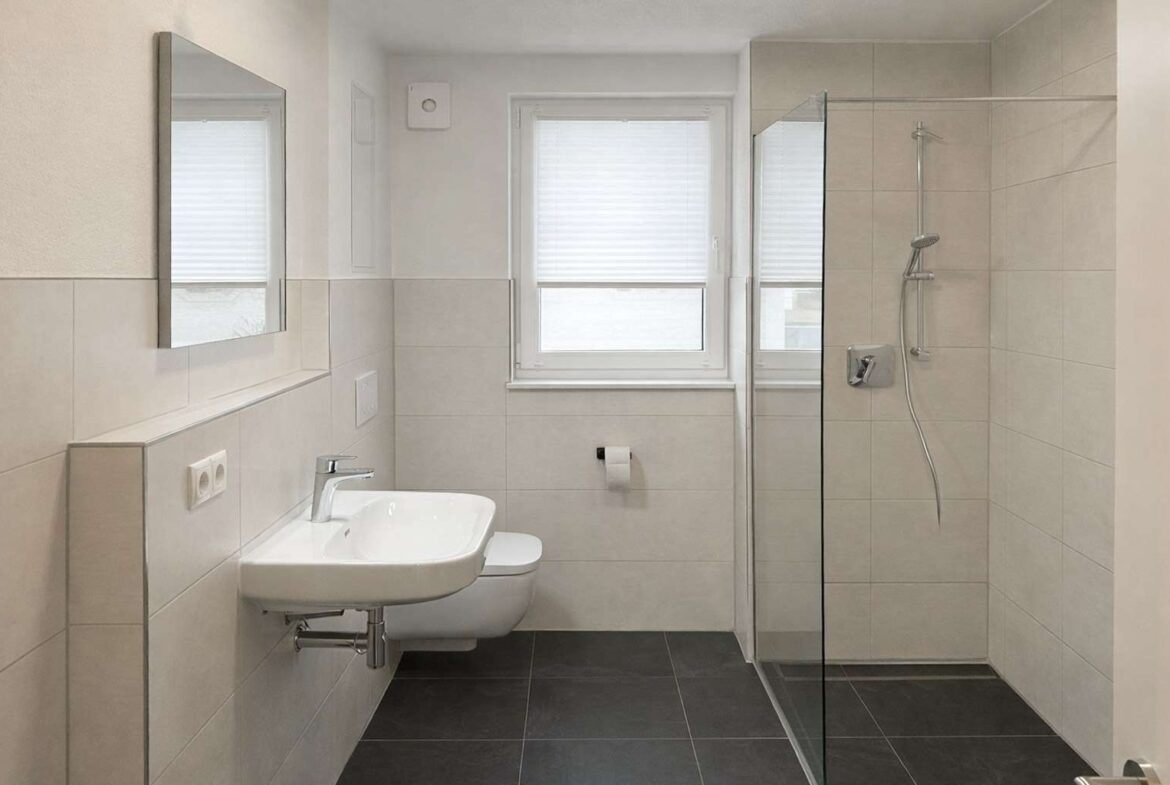 Tageslichtbad mit Dusche und Wanne