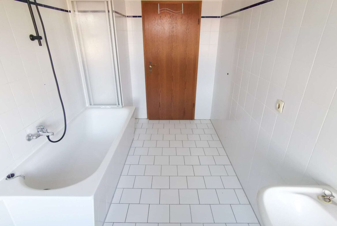 Tageslichtbad mit Badewanne