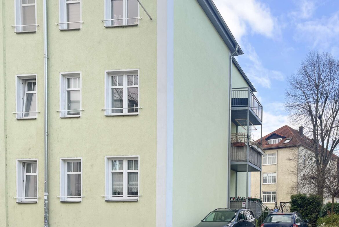 Hausansicht mit Stellplatz