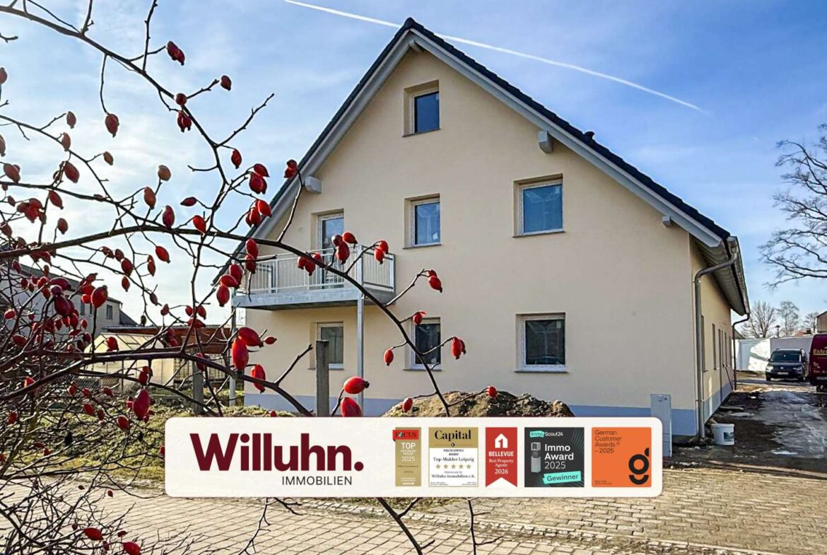 Hausansicht mit Balkon 