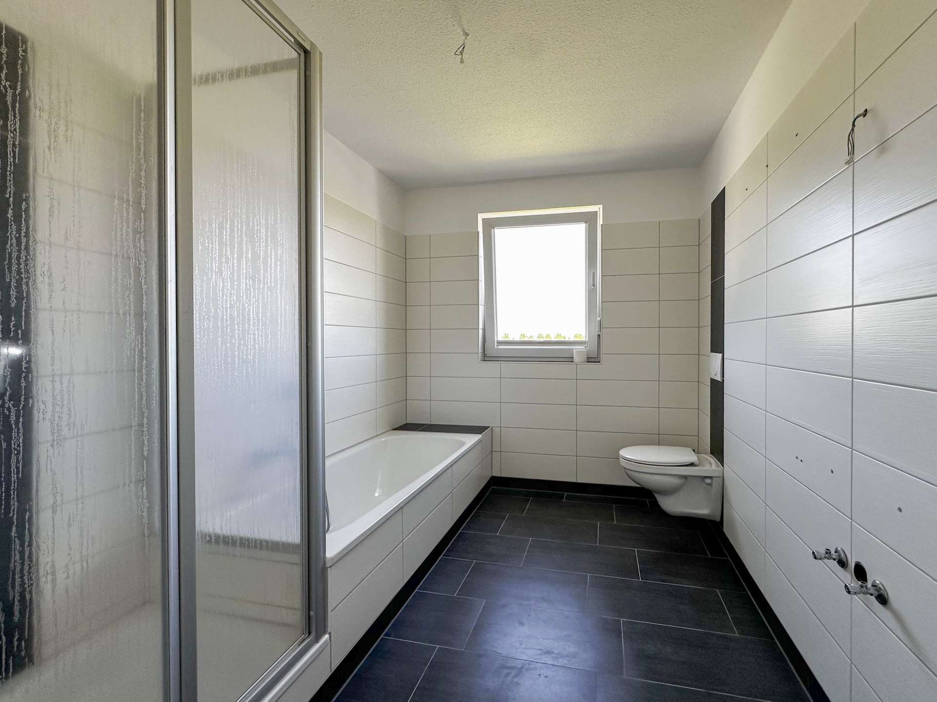 Tageslichtbad mit Wanne und Dusche 