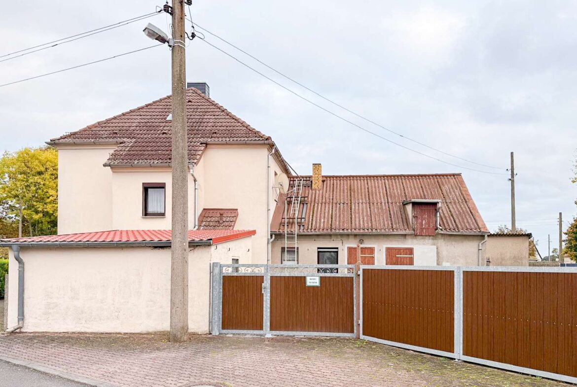 Hausansicht mit Einfahrt