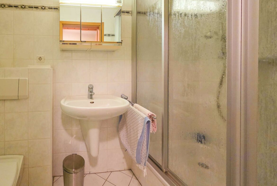 Badezimmer mit Dusche