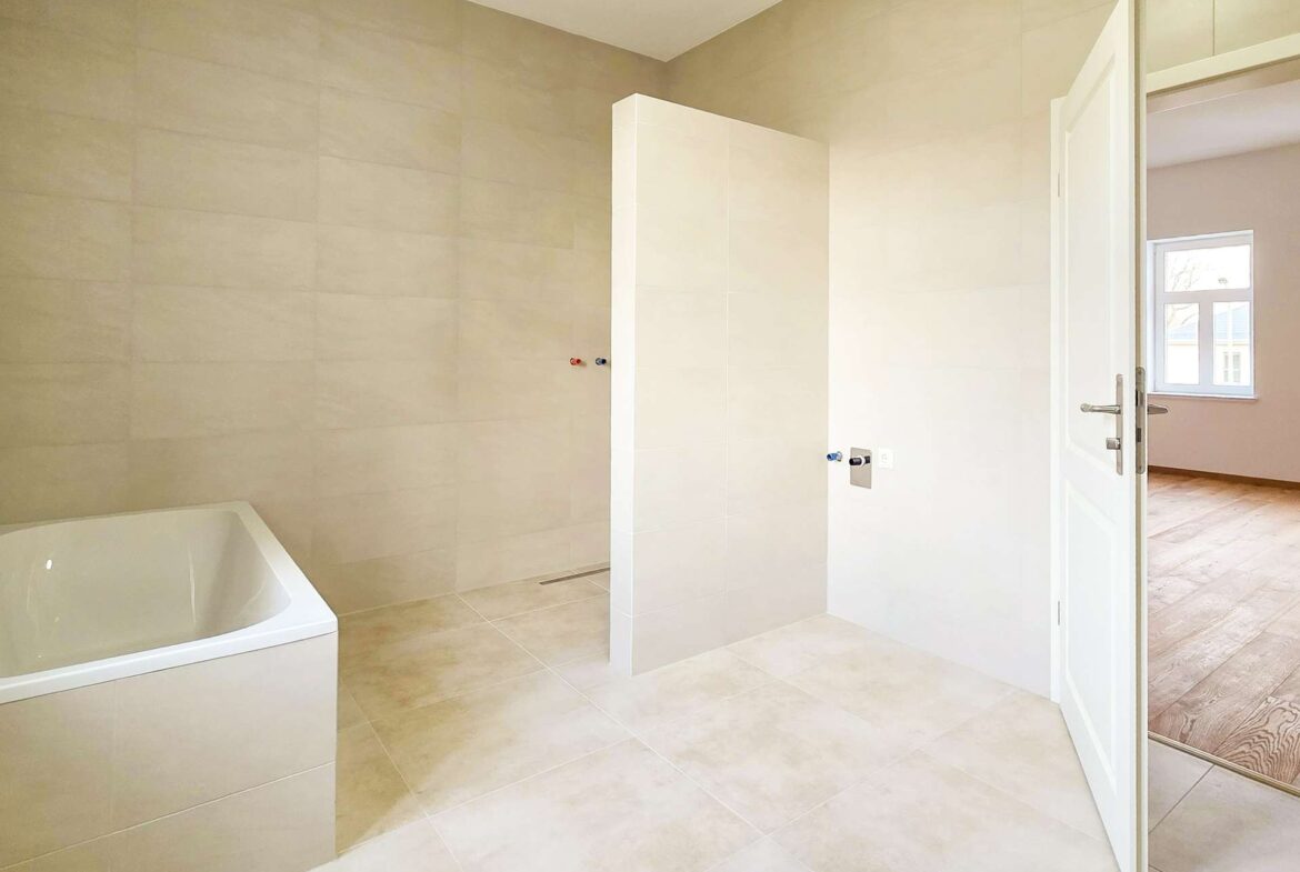 Bad mit Wanne und Dusche