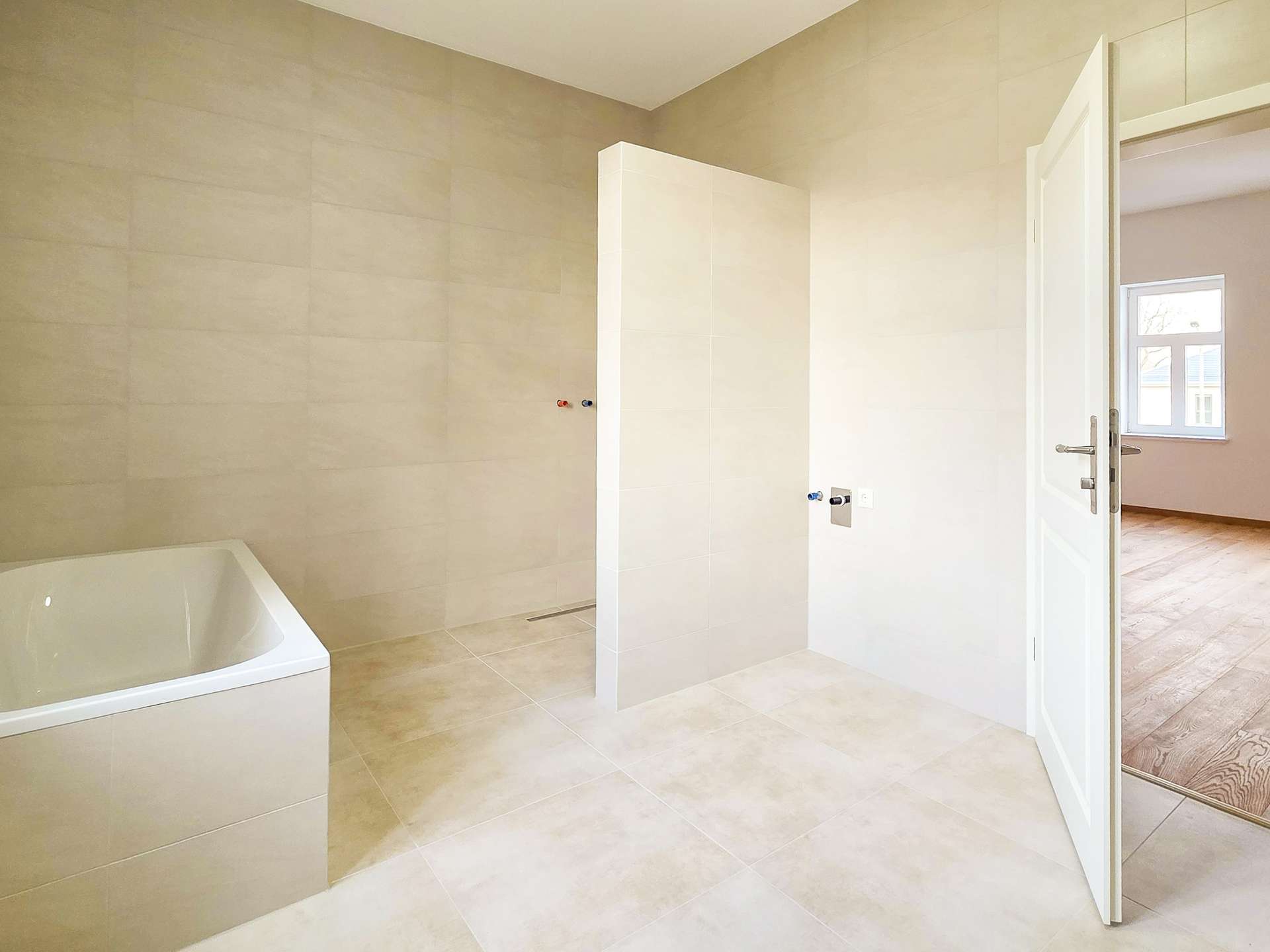 Bad mit Wanne und Dusche