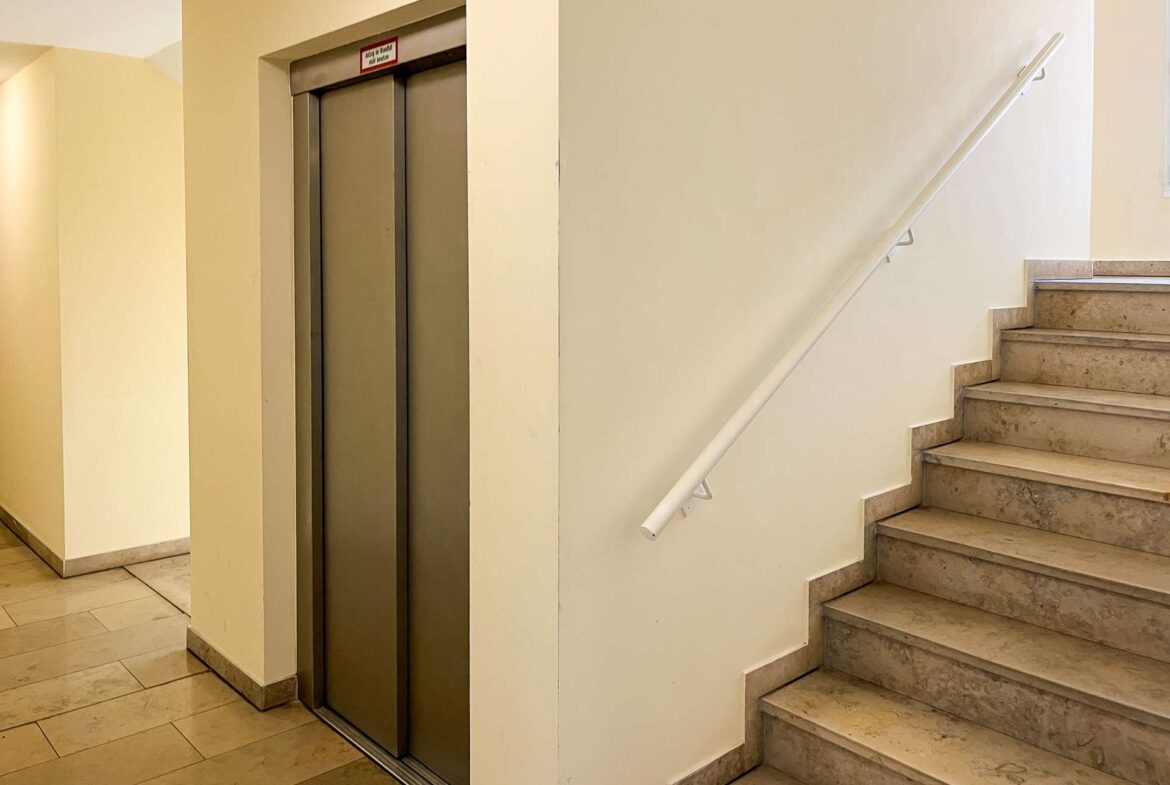 Treppenhaus mit Lift