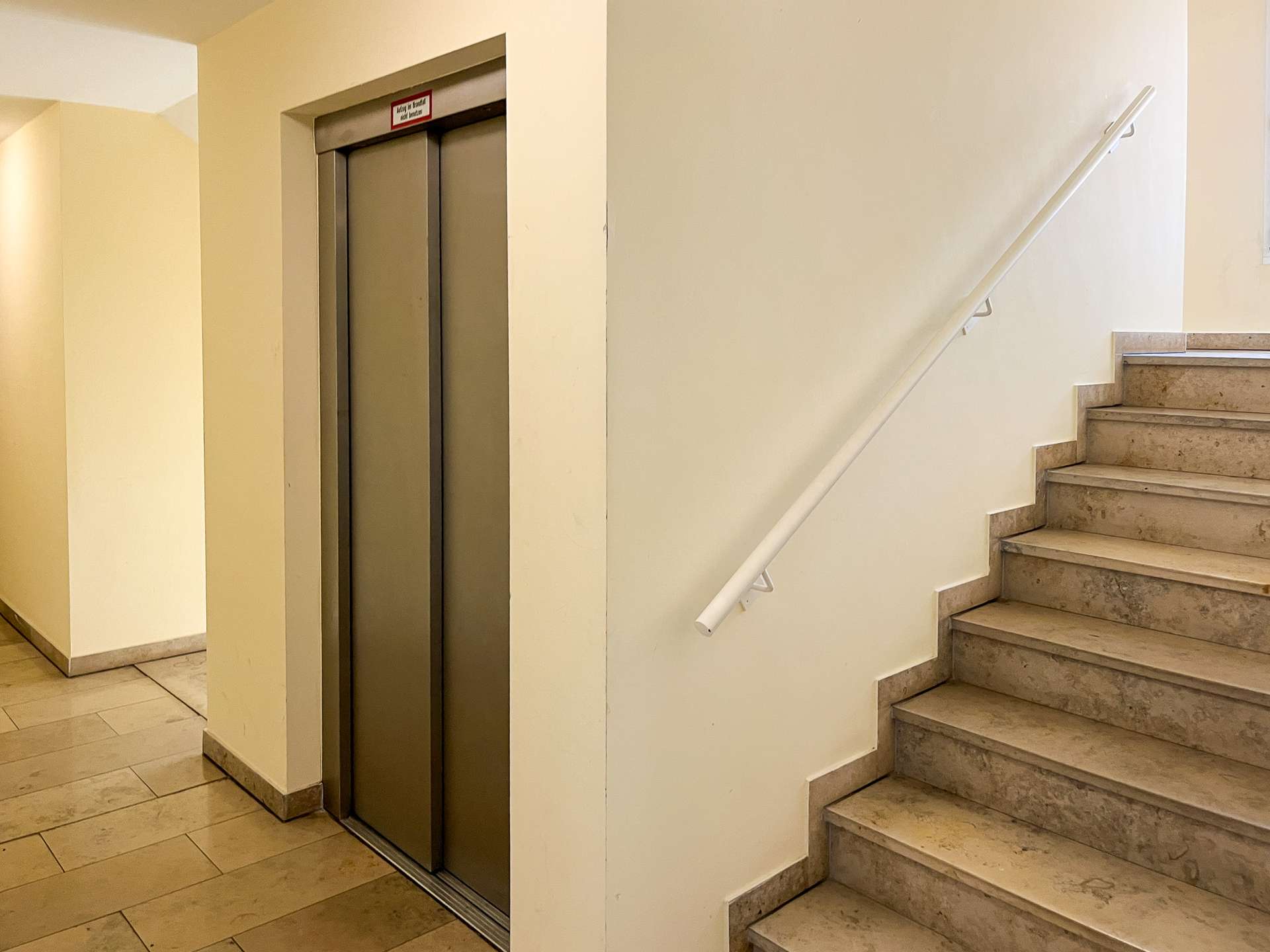 Treppenhaus mit Lift