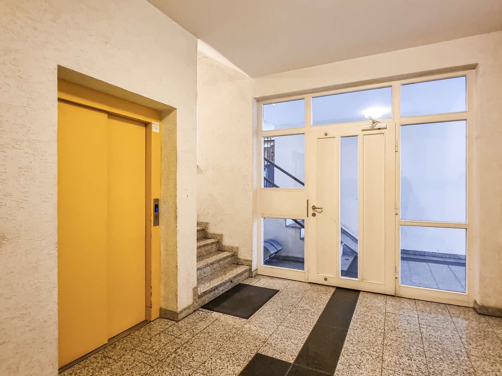 Treppenhaus Eingang I Aufzug