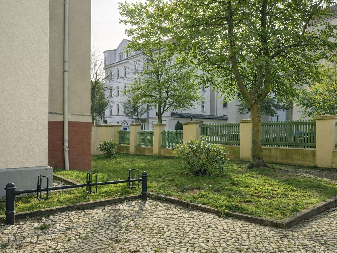 Fahrradstellplätze vorm Haus