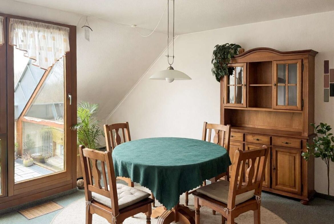 Lichtdurchfluteter Essbereich