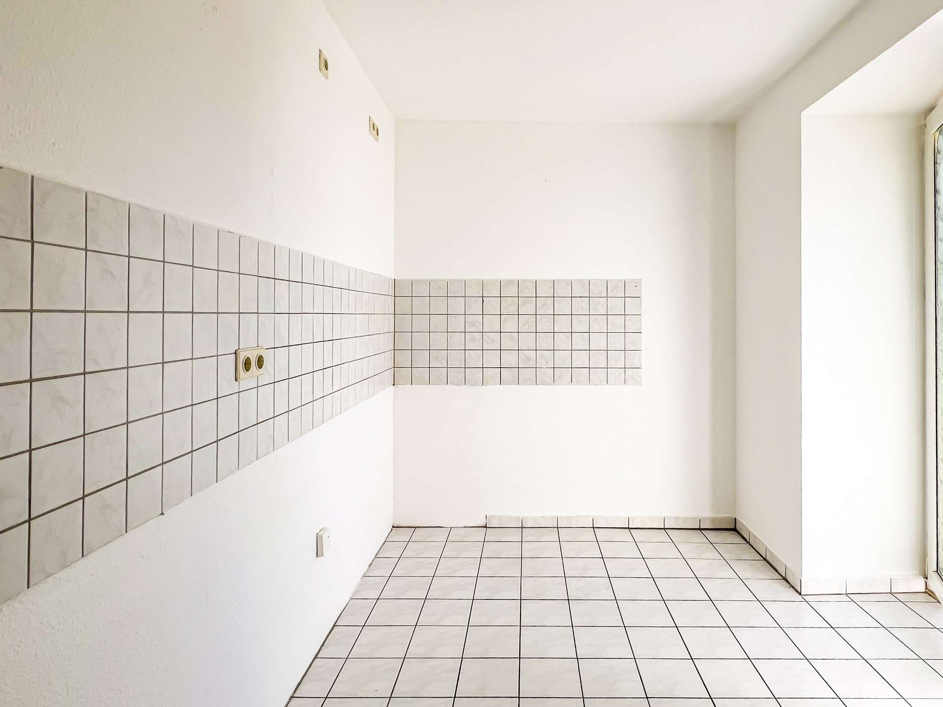 Küche mit Balkonzugang