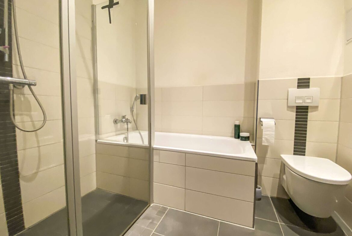Bad mit Dusche und Wanne