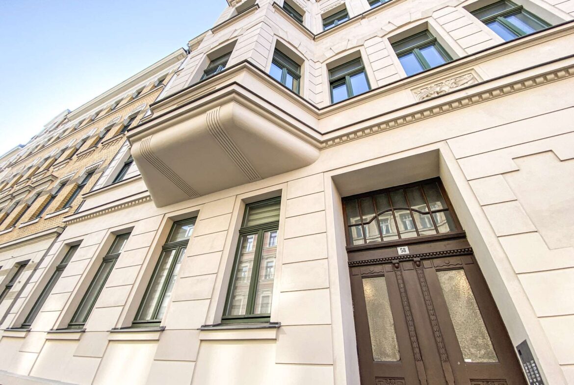 Hauseingang mit Wohnung