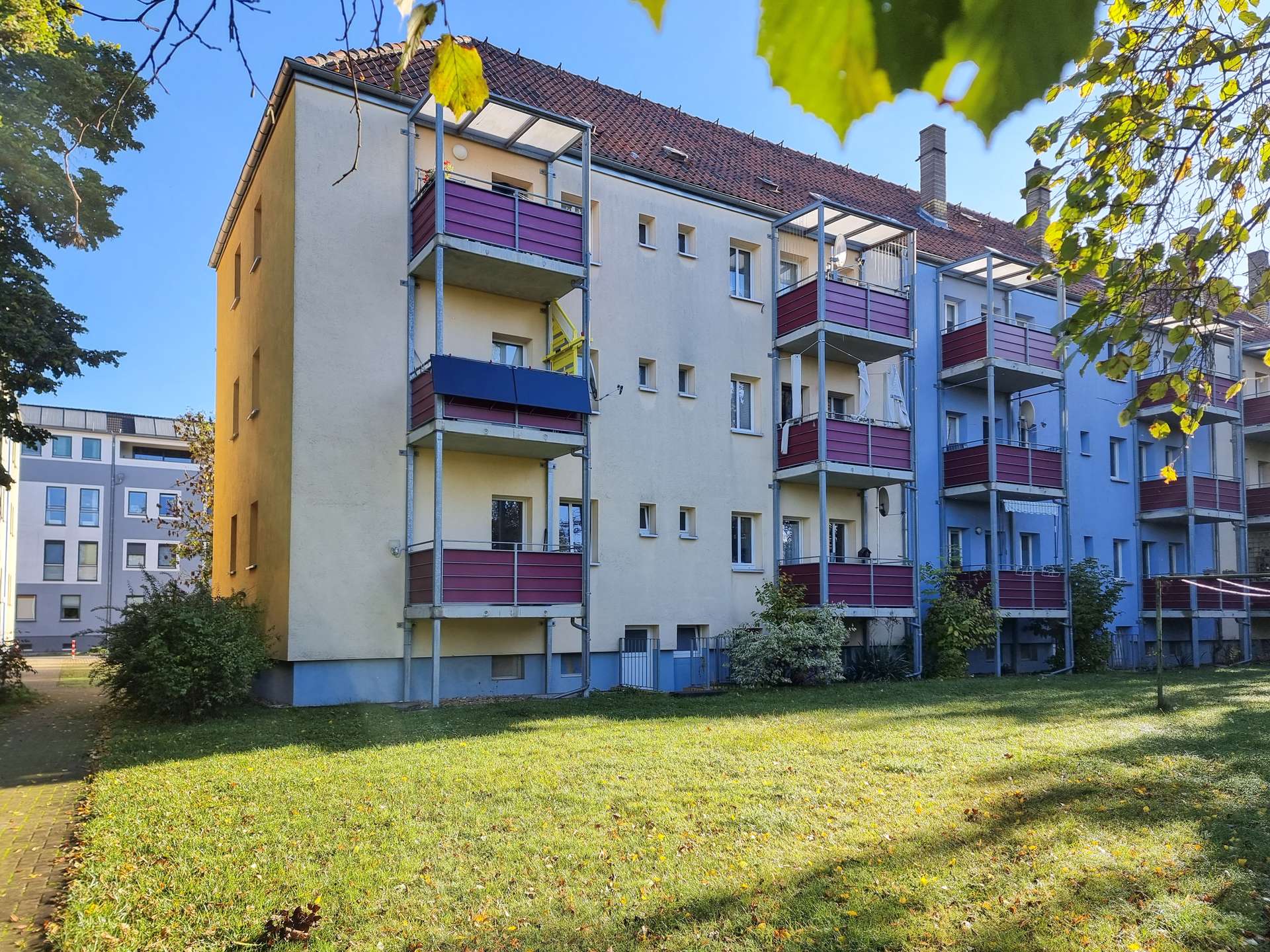 Gebäuderückseite mit Balkon