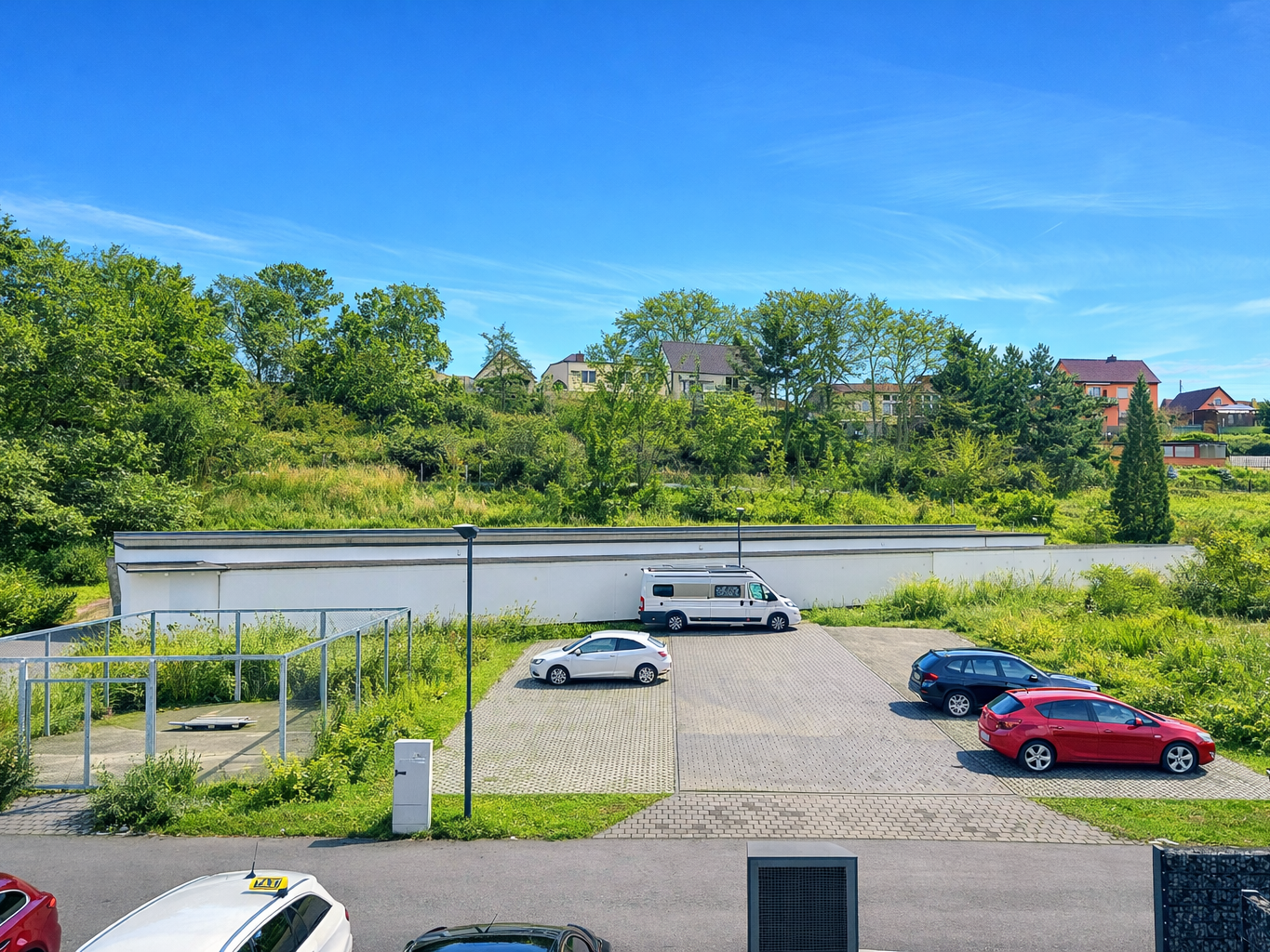 Ruhiger Blick auf die Rückseite des Hauses