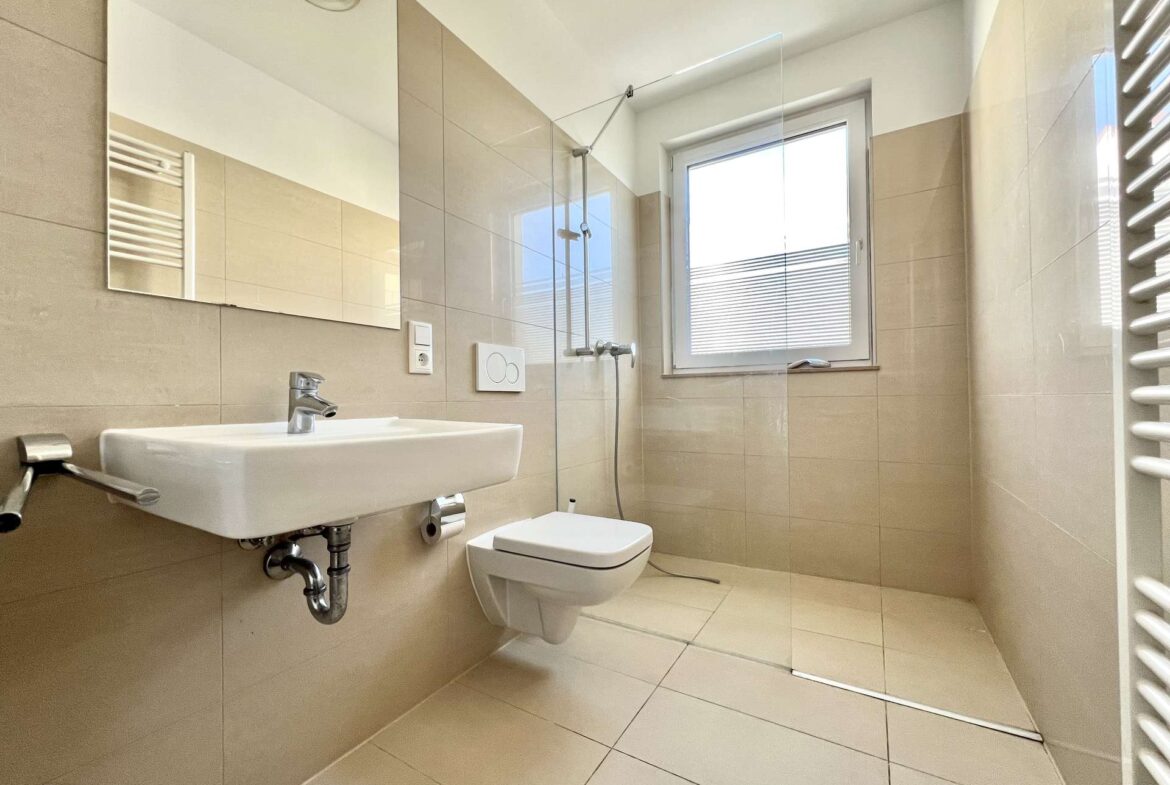 Badezimmer mit ebenerdiger Dusche