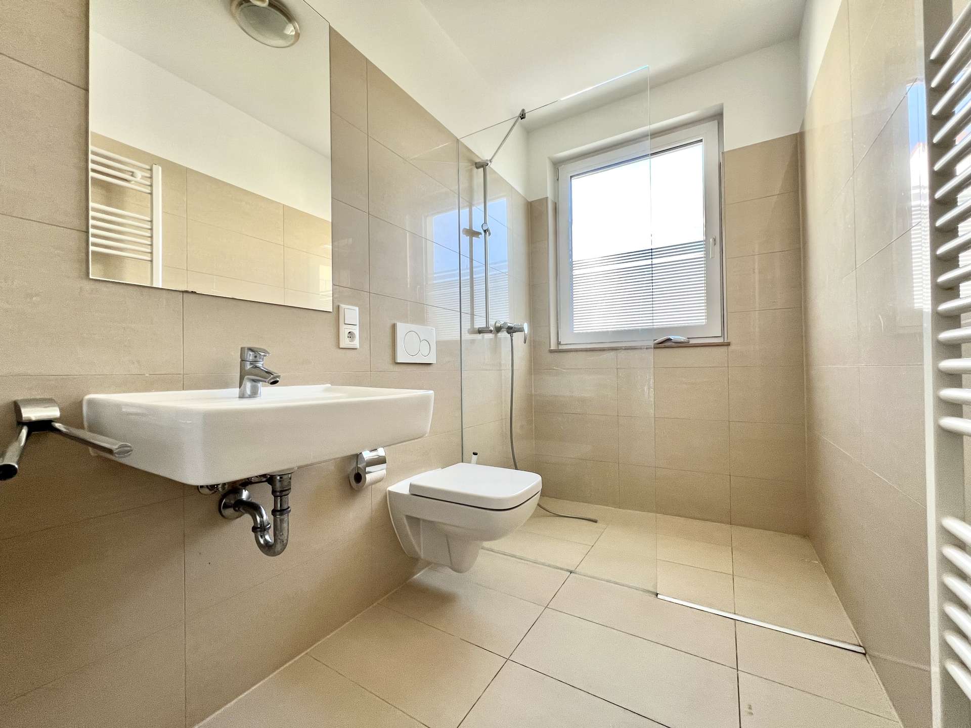 Badezimmer mit ebenerdiger Dusche