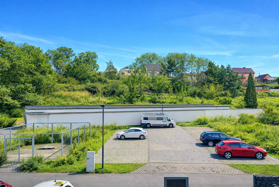Ruhiger Blick auf die Rückseite des Hauses