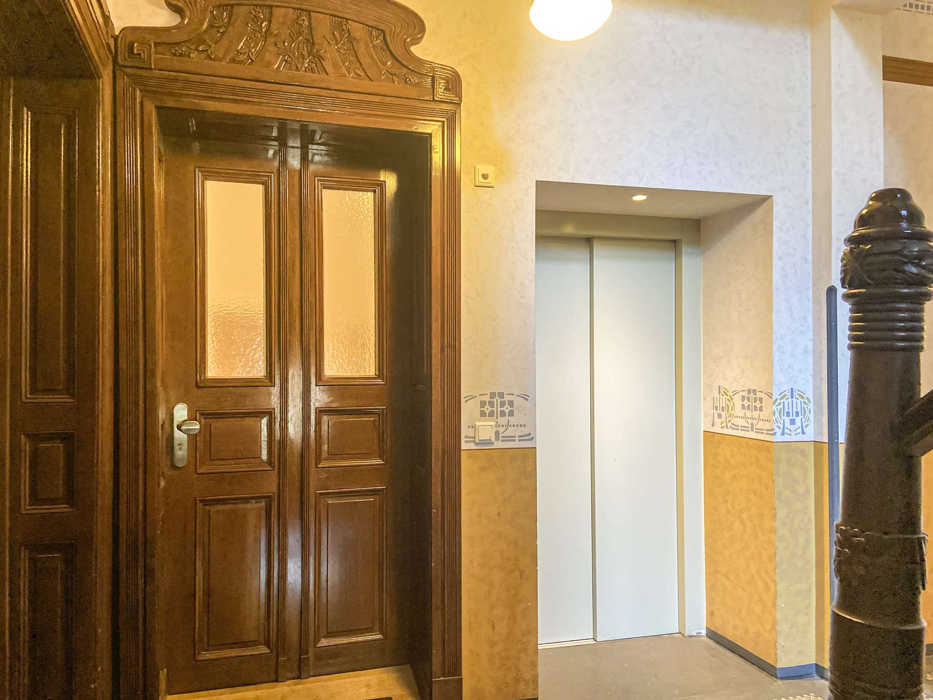 Treppenhaus mit Aufzug