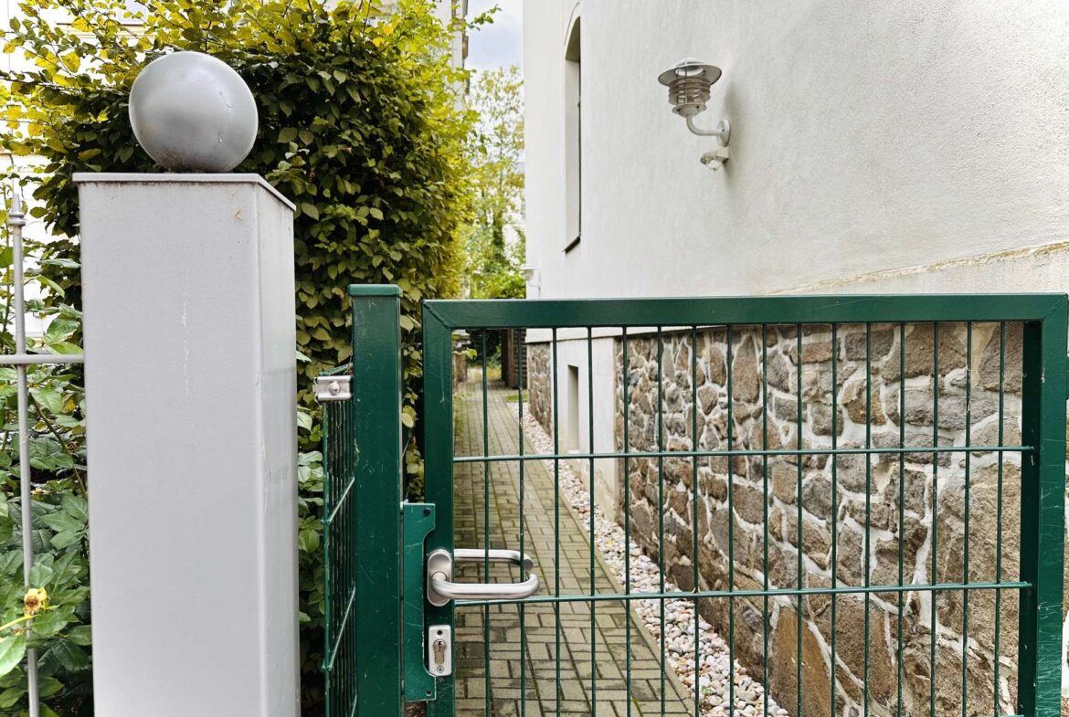 Seiteneingang abschliessbar