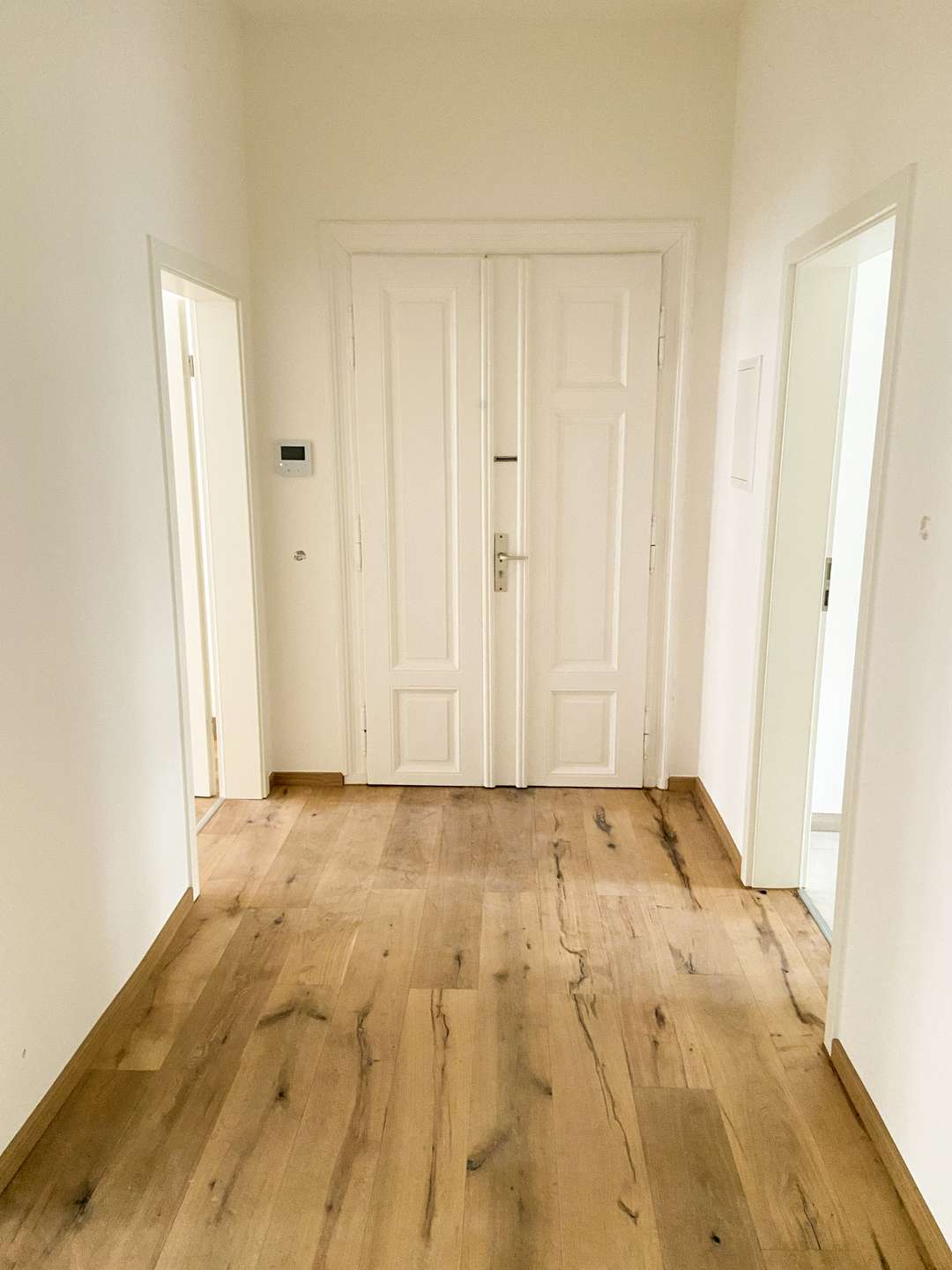 Flur mit Eingangstür