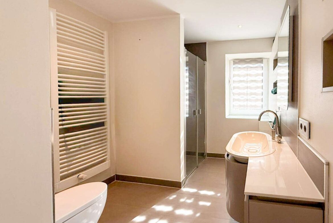 EG - Badezimmer mit ebenerdiger Dusche und Fenster 