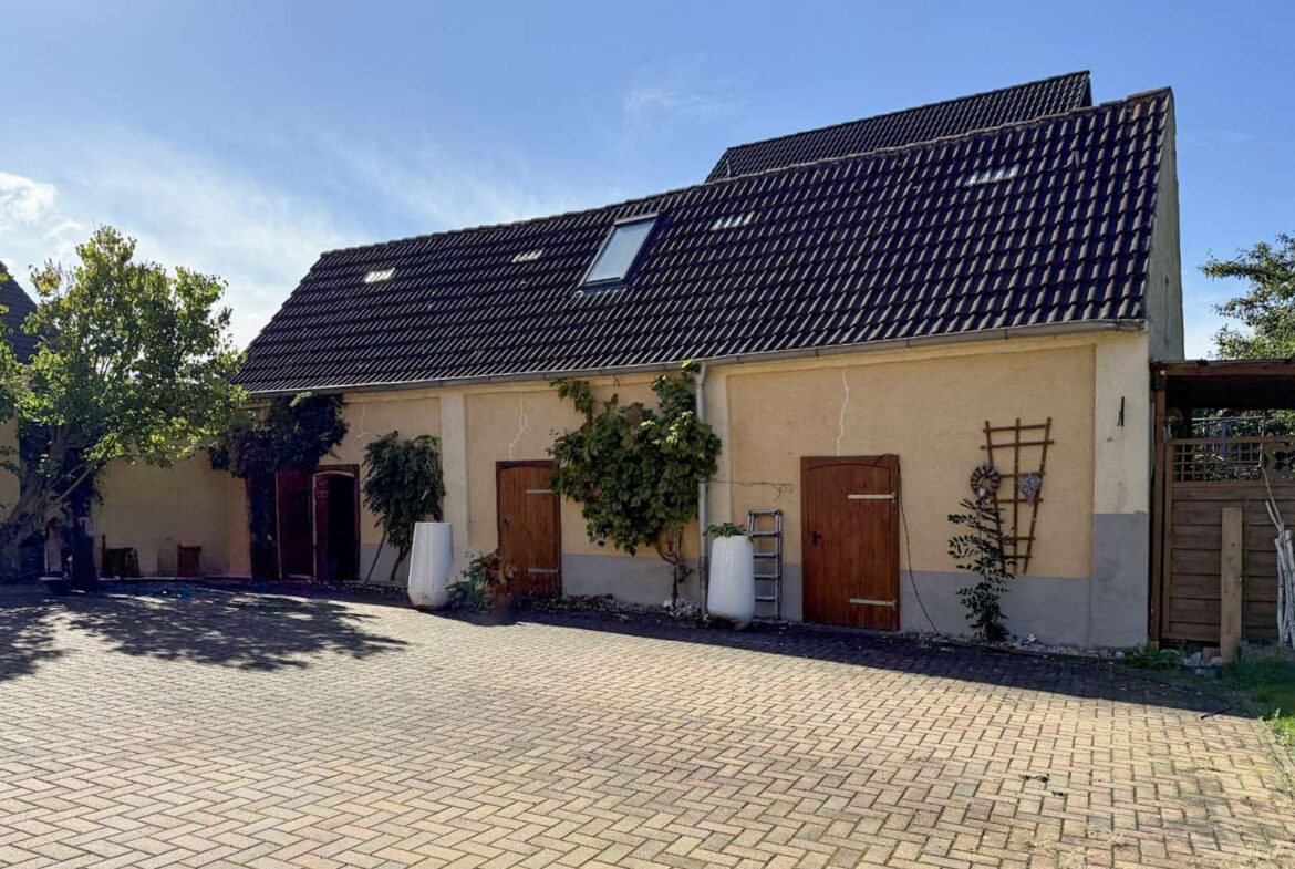 Nebengebäude zum Feiern und Lagern 