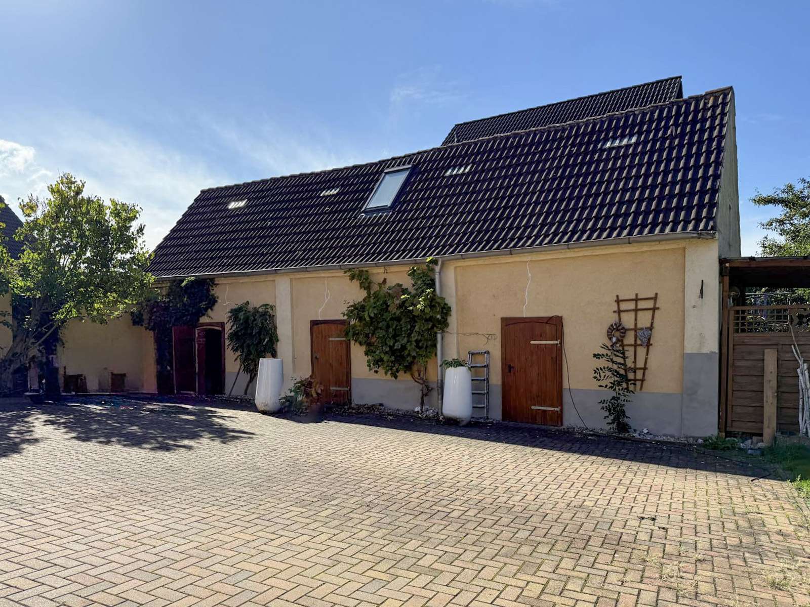 Nebengebäude zum Feiern und Lagern 