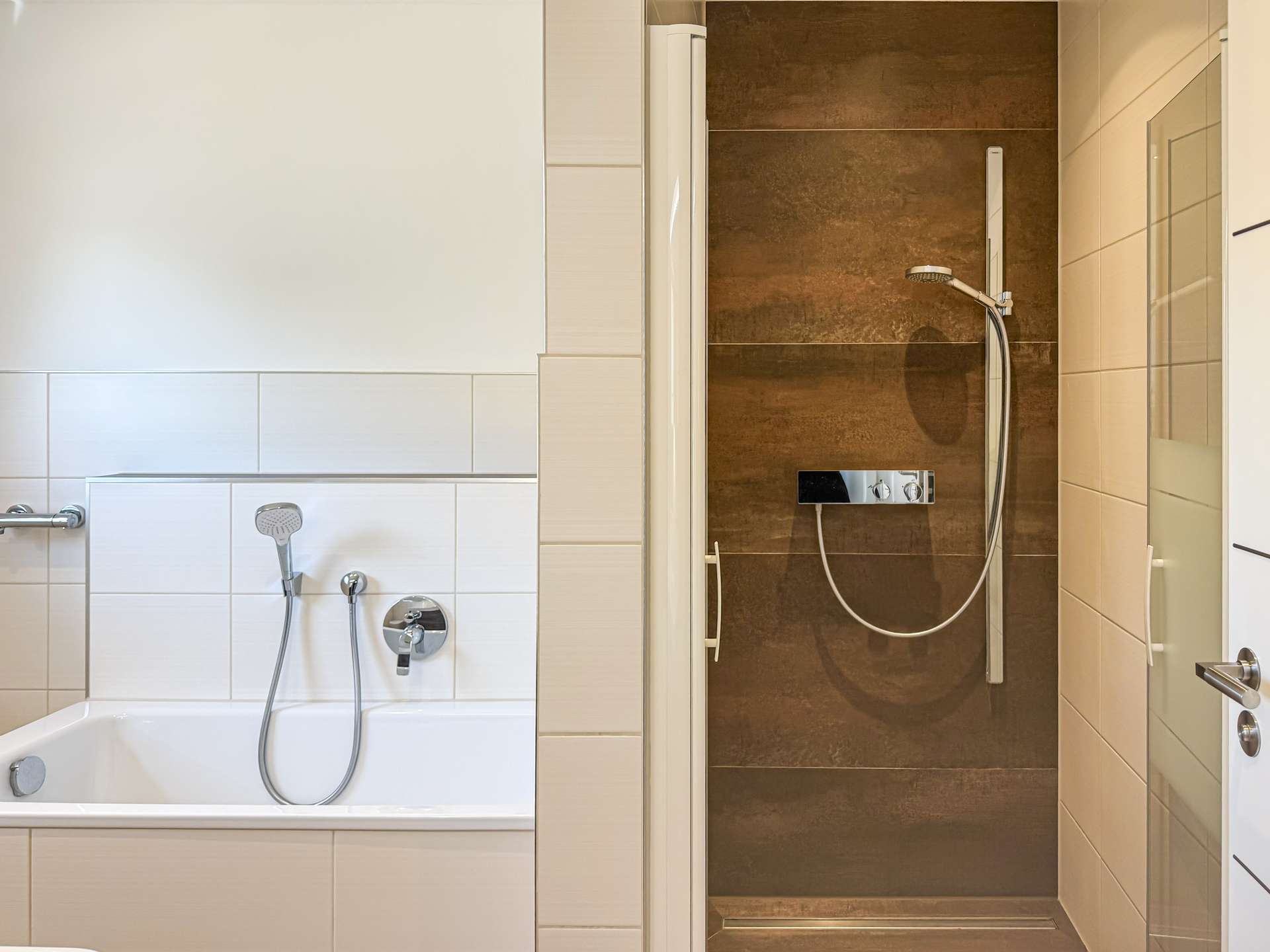 Mit Dusche und Wanne