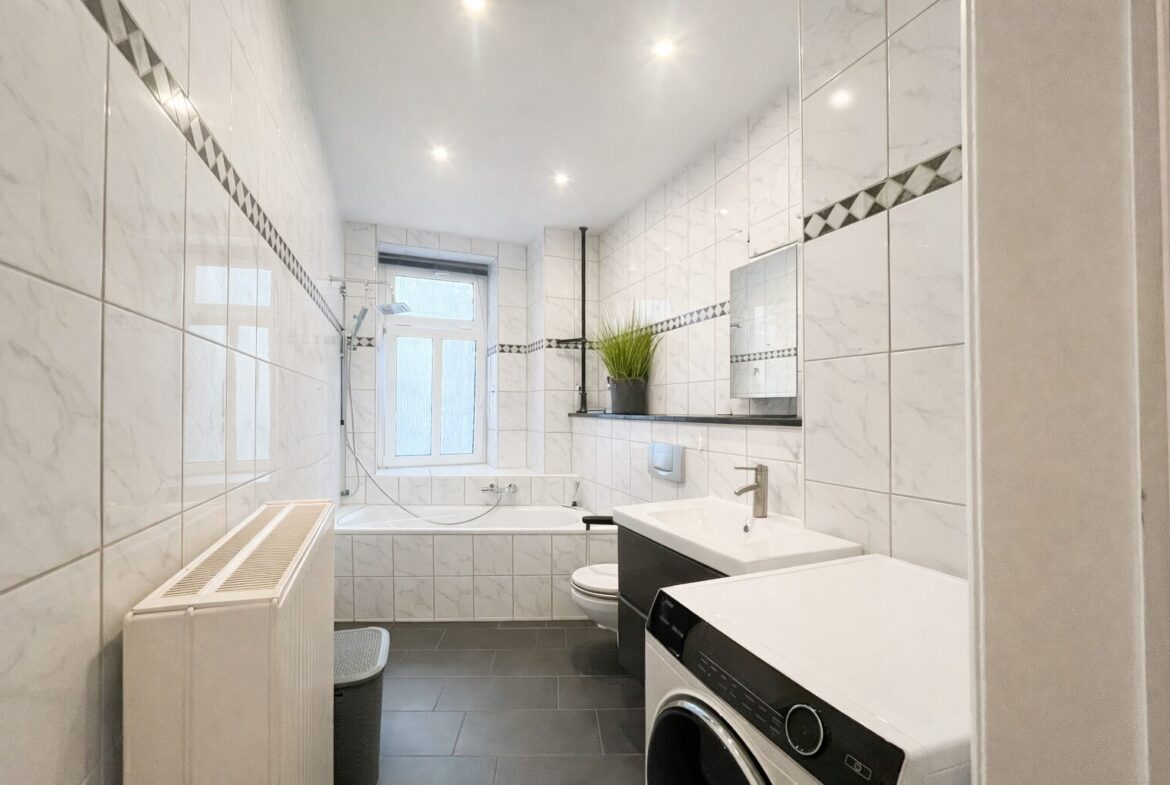 Tageslichtbad mit Wanne