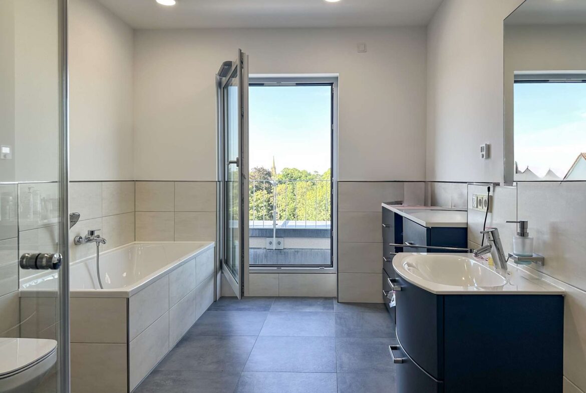 Masterbadezimmer mit Badewanne und Dusche