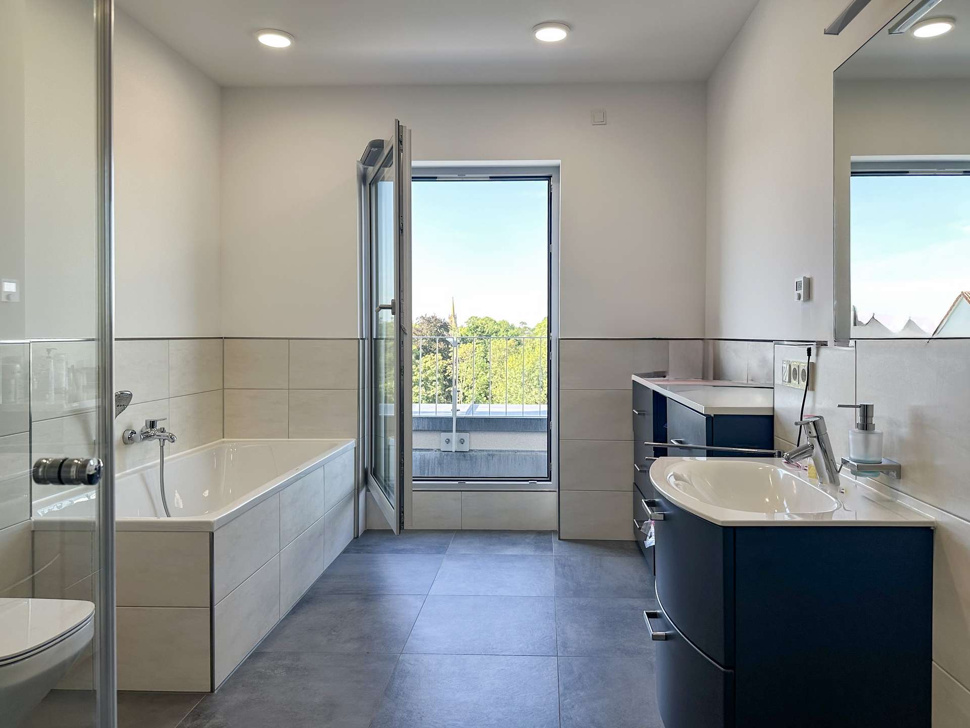 Masterbadezimmer mit Badewanne und Dusche